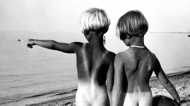 两位裸体小女孩站在德国某沙滩上（1932年）
