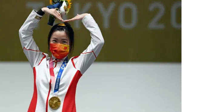 Qian Yang le dio la primera alegría a la delegación china con la primera medalla dorada de los Juegos Olímpicos de Tokyo 2020.