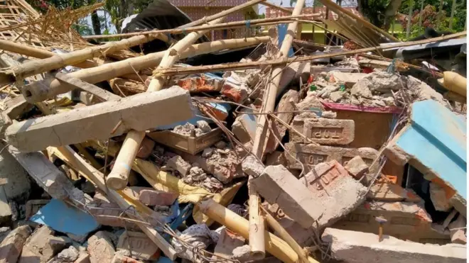 तोड़े गए घर