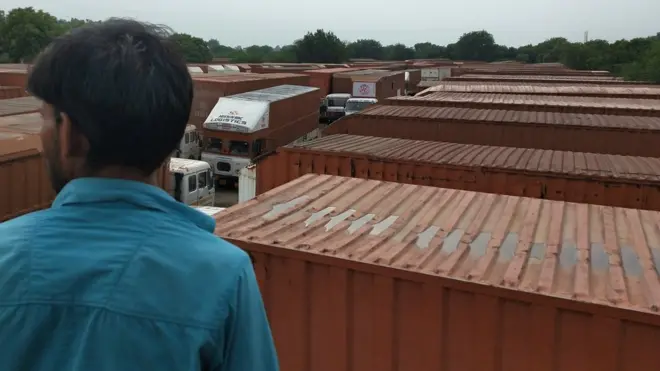 कार ढुलाई करने वाले ट्रांसपोर्टर की ट्रकें.