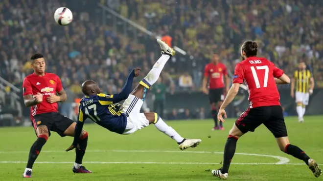 Moussa Sow mencetak gol pertama untuk Fernebahce dengan tendangan salto ketika pertandingan baru berjalan sekitar dua menit.