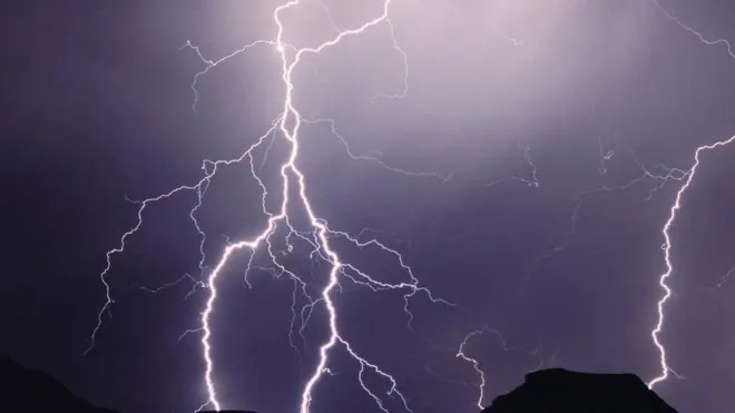 आसमान में बिजली