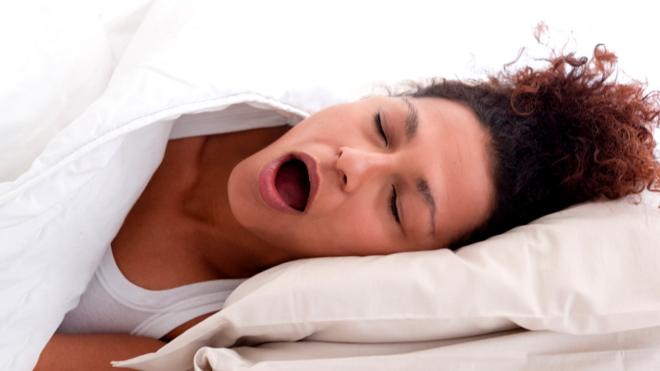Женщина спит с открытым ртом