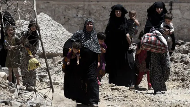 عائلات عراقية تفر من الموصل هربا من القتال