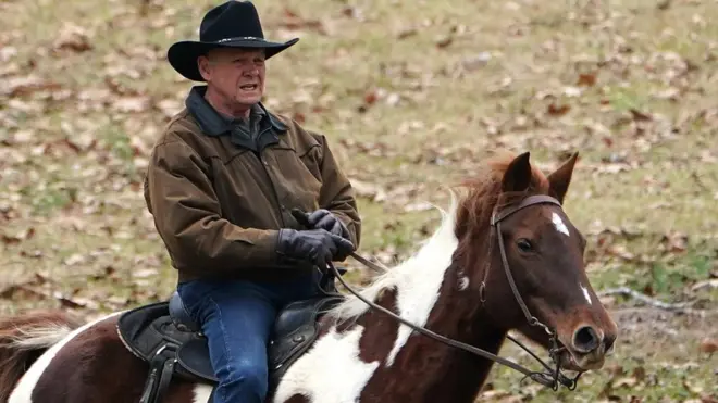 Рой Мур верхом на лошади