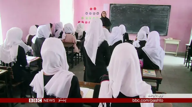 افغانستان کې په هرو لسو کې درې نجونې، مانا دېرش سلنه د ښوونځیو زده کوونکې د میاشتني عادت پر مهال له ښوونځیو او زده کړو پاتې کېږي.