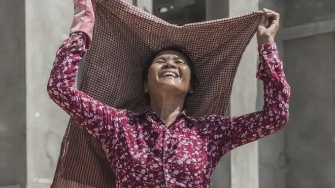 कंबोडिया की एक महिला मज़दूर.