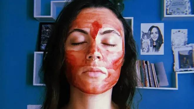 ਲੌਰਾ ਮਾਹਵਾਰੀ ਦਾ ਖੂਨ ਆਪਣੇ ਚਿਹਰੇ ਤੇ ਵੀ ਲਾਉਂਦੀ ਹੈ