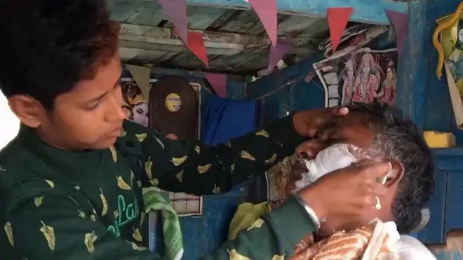 انڈین ریاست اتر پردیش کی نہیا شرما کو والد کی معذوری کے بعد حجام بننے کے لیے مردانہ لباس پہننا پڑا