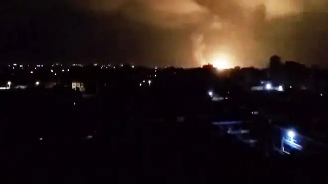 Армия Израиля заявляет, что нанесла удары по 100 военным объектам в секторе Газа.