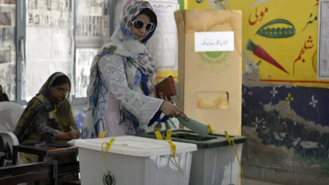 پارلیمان کی مخصوص نشستوں پر خواتین کے انتخاب کے طریقہ کار پر نظرِ ثانی کا بھی مطالبہ کیا گیا ہے