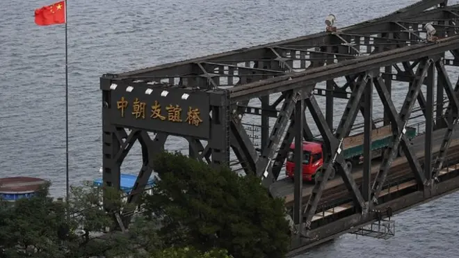 中国身为联合国安理会成员及朝鲜最重要的贸易伙伴，在极大国际压力下，也就只得顺应制裁之策。