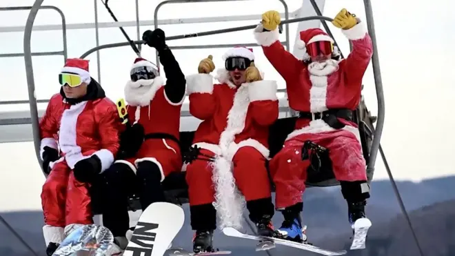 مئات من "بابا نويل" في الشوارع حول العالم