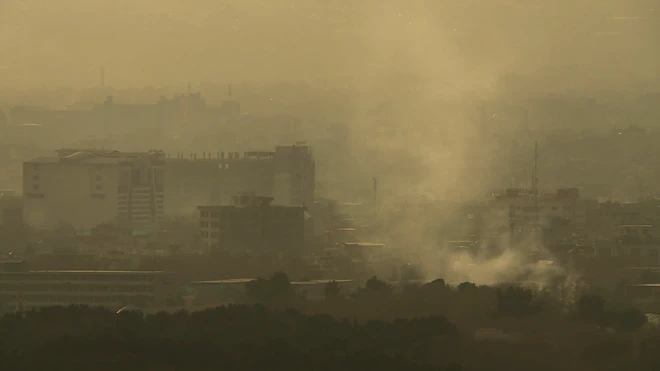 این روزها؛ اوایل فصل زمستان شهر کابل غرق در مه غلیظ و دود سیاه است