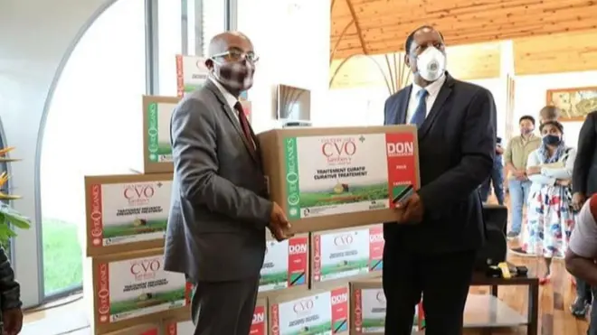 le ministre malgache remettant une boîte de médicaments à son homologue tanzanien