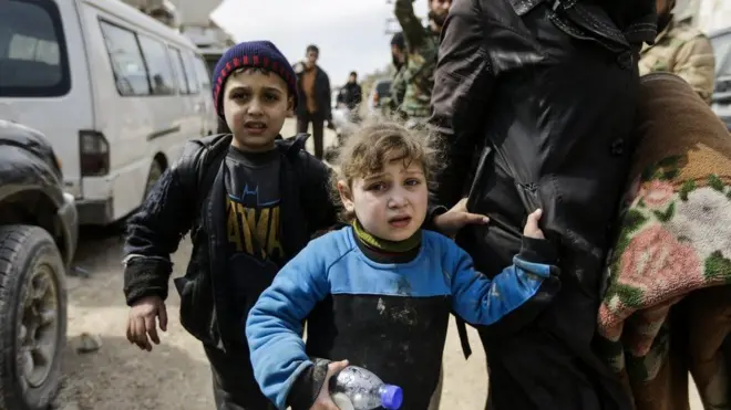 Warga sipil menggunakan wilayah yang dikuasai pasukan pemerintah untuk menyelamatkan diri dari Ghouta Timur.