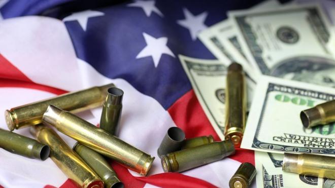 Bandera, balas y dólares.