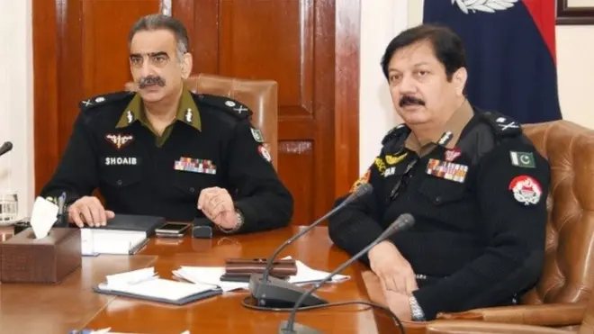 انعام غنی خان (دائیں جانب) اور شعیب دستگیر (بائیں جانب)