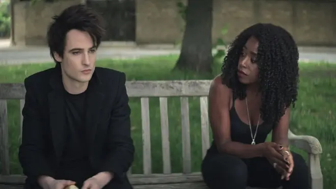 У серіалі Netflix знялися Том Старрідж у ролі Морфея, володаря снів, і Кірбі Гавелл-Баптіст у ролі його сестри Смерті