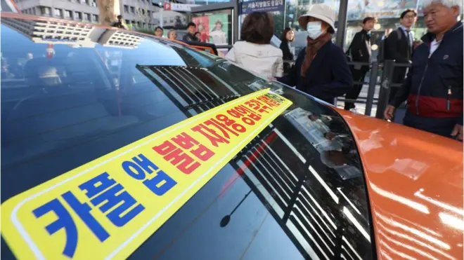 택시 업계가 '카풀' 서비스에 반발해 운행 중단을 예고했다