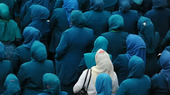 تتباين مستويات الامتثال للتعليمات والالتزام بالعادات والتقاليد من مجتمع لآخر