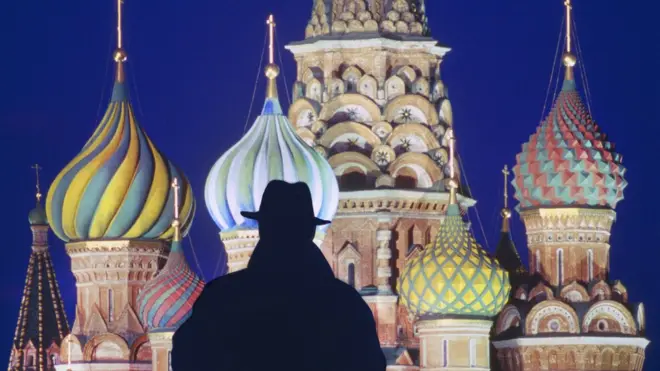 фигура на фоне собора Василия Блаженного