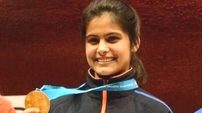 અન્ય ચંદ્રક વિજેતાઓ સાથે મનુ ભાકર