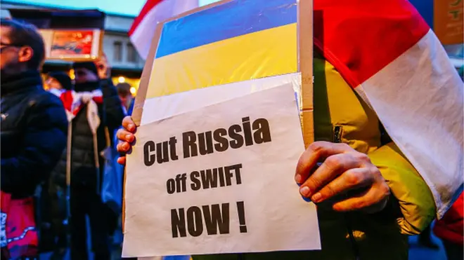 స్విఫ్ట్ నుంచి రష్యాను నిషేధించాలంటూ ప్రదర్శనలు