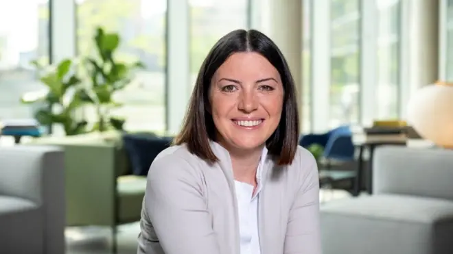 ING Bank Belçika'nın tarihindeki ilk kadın yönetim kurulu başkanı, 44 yaşındaki Türk bankacı Pınar Abay oldu. Daha önce ING Bank'ın Türkiye CEO'su olan Abay, 2020 yılından bu yana Hollanda merkezli bankanın Benelüks (Belçika, Hollanda, Lüksemburg) bölgesindeki faaliyetlerini yönetiyordu.