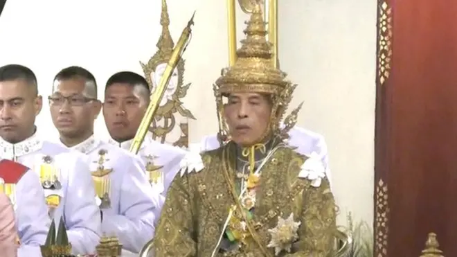 राज्याभिषेक झाल्यनंतर राजमुकूट घातलेले राजे वाजिरालोंगकॉन