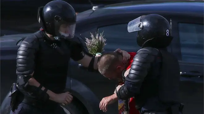 Чоловік ніс квіти до місця, де напередодні загинув учасник протестів