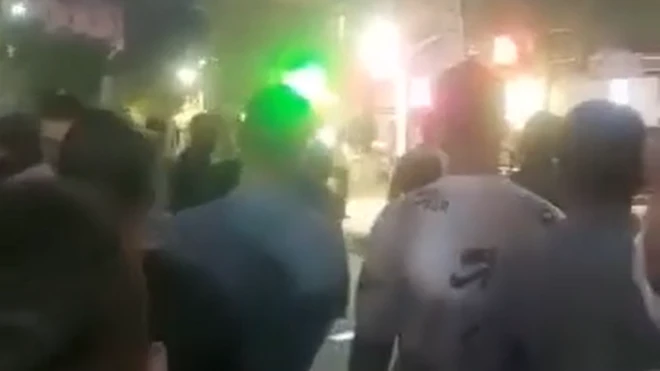 در تصاویری که از سنندج منتشر شده، معترضان شعار می‌دهند: «می‌کشم، می‌کشم، هر‌ آنکه خواهرم کشت»