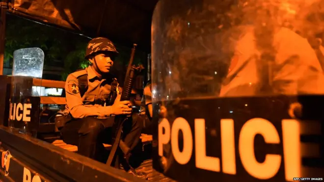 දෙපාර්ශවය අතර ගැටුම මැඩ පැවැත්වීම පිණිස කැරලි මර්ධක පොලිසියද කැඳවා තිබුණි