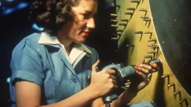 سيدة تعمل في أحد مصانع الطائرات