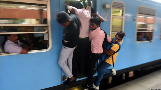 පසුගිය ඔක්තෝබර් මාසයේ දුම්රිය වර්ජනය අවස්ථාවේ දුම්රියක පා පුවරුවේ පවා එල්ලී ගමන් කරන මගීන්