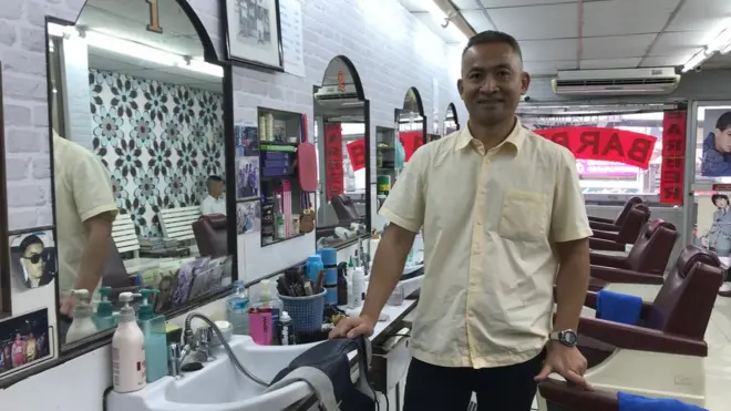 'ช่างเวศน์' ยิ้มแย้มหลังตัดผมให้ลูกค้าเสร็จ