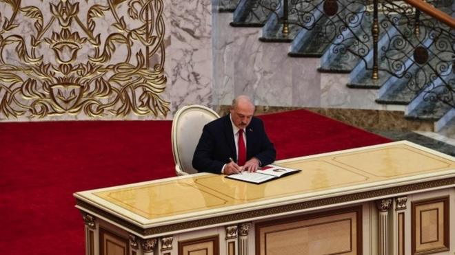 Лукашенко во время инаугурации