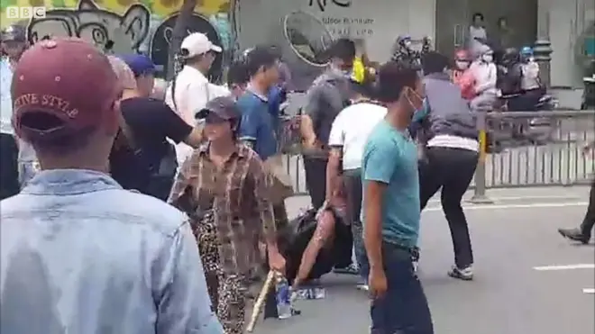 Người biểu tỉnh bị lôi trên đường