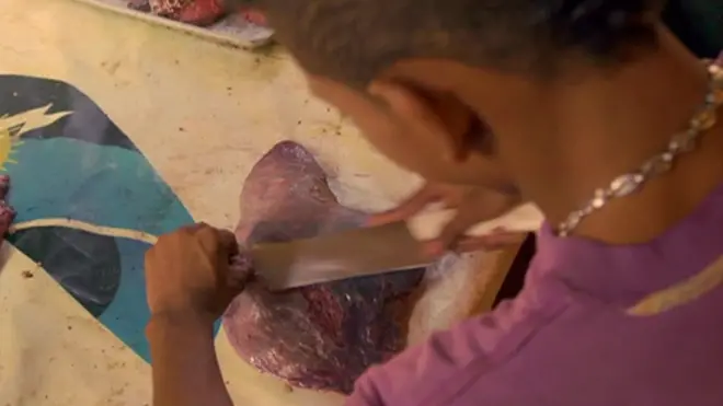 Daging busuk yang dijual di kota Maracaibo, kota yang pernah menjadi pusat produksi minyak Venezuela.