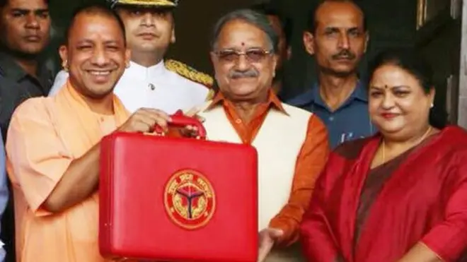 योगी आदित्यानाथ बजट के साथ