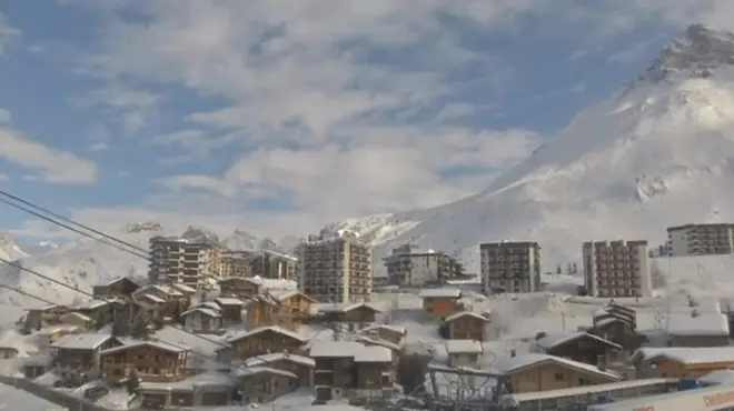 Щонайменше чотири людини загинули через лавину, що зійшла на гірськолижний курорт у Тіні на ‎сході Франції.‎