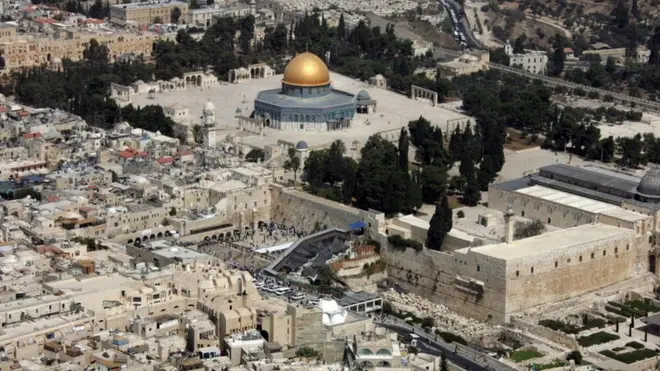 إذا نفذ القرار، سيسري أيضا على القدس الشرقية، الواقعة تحت الاحتلال الاسرائيلي، والتي يعيش فيها 300 ألف فلسطيني