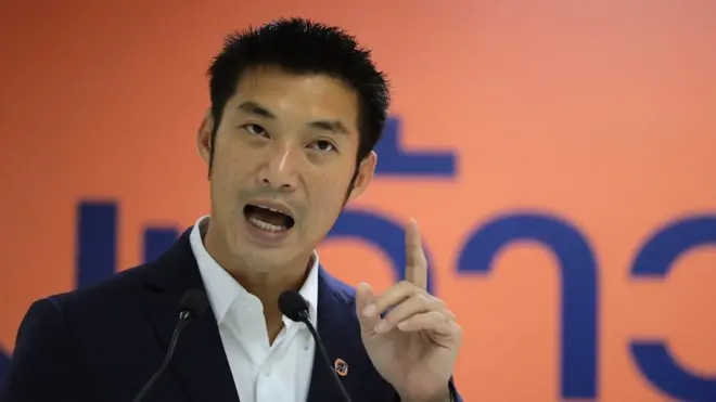 นายธนาธร จึงรุ่งเรืองกิจ ประธานคณะก้าวหน้า ถูกแจ้งความในข้อหา ม.112 และ พ.ร.บ.คอมพิวเตอร์