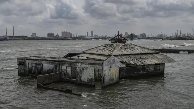 Suasana masjid yang terendam air laut akibat banjir rob di Muara Baru, Jakarta, Senin (06/01). BMKG memperkirakan pesisir Jakarta Utara akan mengalami pasang air laut besar hingga meluap maksimum selama 9 hingga 11 Januari 2020 sehingga memperparah banjir di ibu kota.