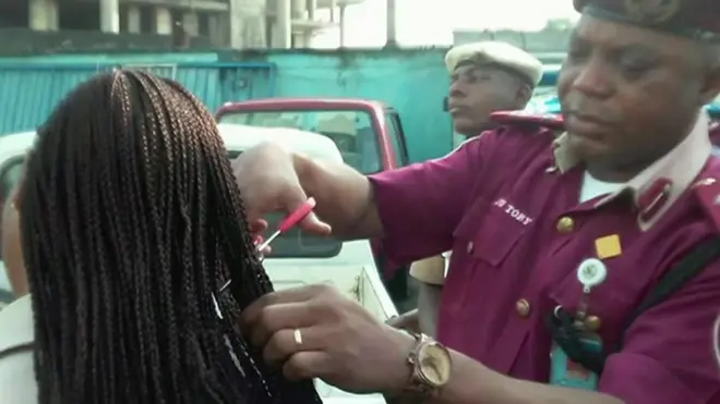 نائیجیریا میں ایک افسر کی جانب سے خاتون اہلکاروں کے بال کاٹنے کے مناظر سوشل میڈیا پر شیئر کیے جانے کے بعد افسر کے خلاف کارروائی۔