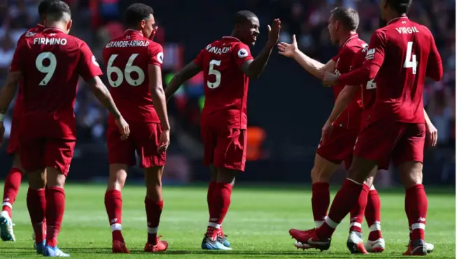 Georginio Wijnaldum, de Liverpool, célèbre son but avec ses coéquipiers, au stade de Wembley, contre Tottenham.