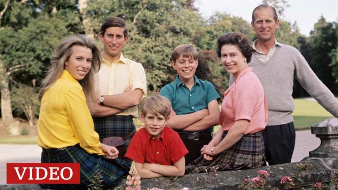 La reina junto a su marido y sus hijos