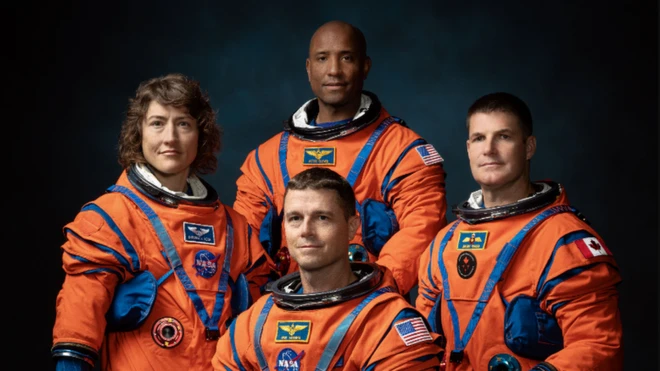 Koh, Glover, Hansen i Vajzmen (sedi) predstavljeni su u svemirskom centru Džonson