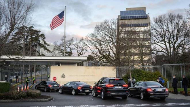 Российские дипломатические машины на въезде в постпредство США в Женеве