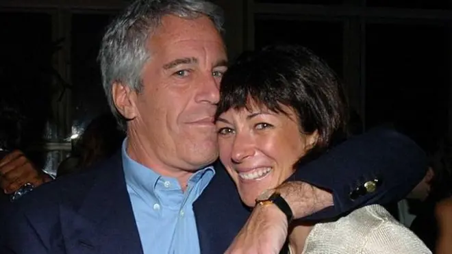 Jeffrey Epstein y Ghislaine Maxwell en 2005